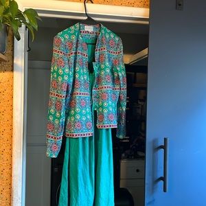 Skirt suit. Adrianna Papell. Size 8. 100%silk.